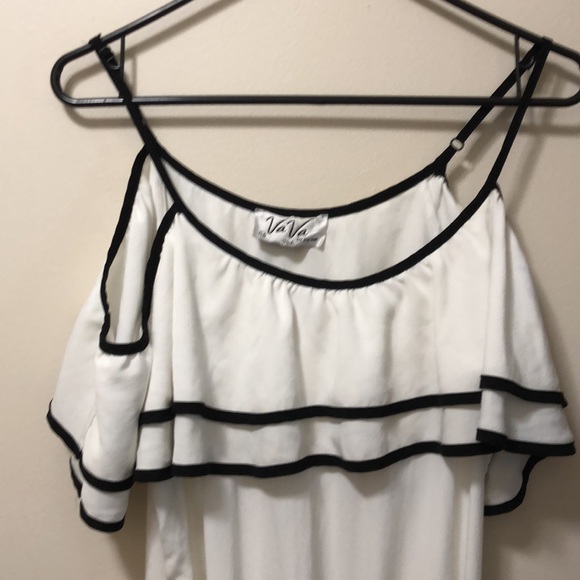 VaVa By Joy Han Black & White Cold Shoulder Romper Size Medium EUC - Picture 3 of 15